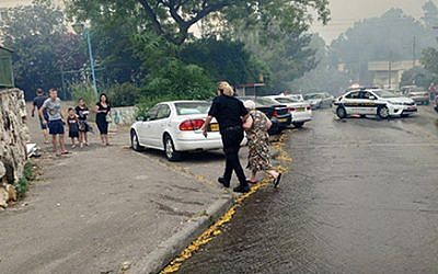 Police help evacuate residents after a brush fire in Kiryat Shmona on May 31, 2019 ( Police Spokesperson)