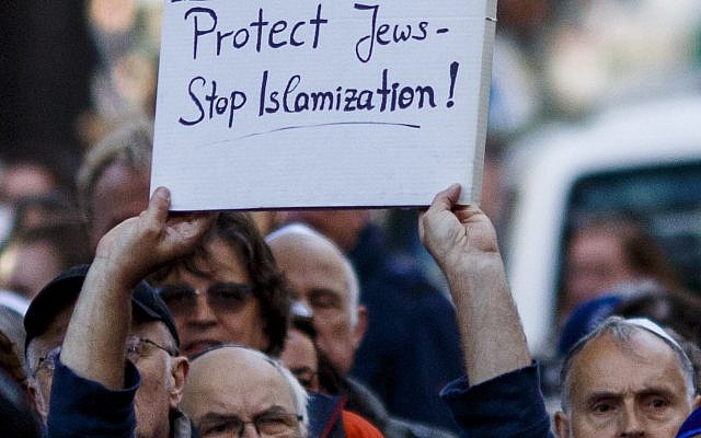 A participant in the 'wear a kippah' protest in Berlin holds up a sign, April 25, 2018. The solidarity event was held in response to a Syrian-Palestinian’s assault of a man wearing a kippah. (Carsten Koall/Getty Images) A participant in the 'wear a kippah' protest in Berlin holds up a sign, April 25, 2018. The solidarity event was held in response to a Syrian-Palestinian’s assault of a man wearing a kippah. (Carsten Koall/Getty Images)