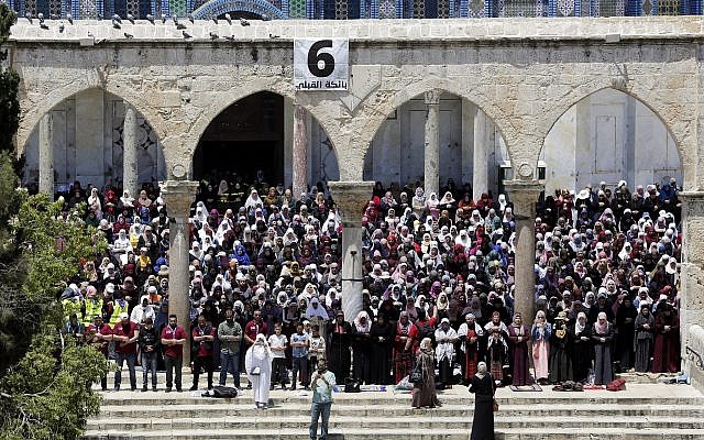 Palestinians pray at the al-Aqsa mosque compound during a holy month of Ramadan, at the Temple Mount in Jerusalem, Friday, May 10, 2019. (AP Photo/Mahmoud Illean) Palestinians pray at the al-Aqsa mosque compound during a holy month of Ramadan, at the Temple Mount in Jerusalem, Friday, May 10, 2019. (AP Photo/Mahmoud Illean)