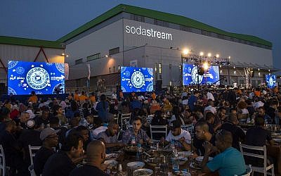 Bedouins, Jewish Israelis and some Palestinians attend a Ramadan fast-ending meal in Rahat, Monday, May 27, 2019 (AP Photo/Tsafrir Abayov)