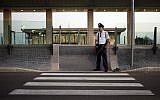 Illustrative - a member of the Knesset security guard detail at the entrance to the Israeli parliament, October 12, 2009. (Matanya Tausig/Flash90)