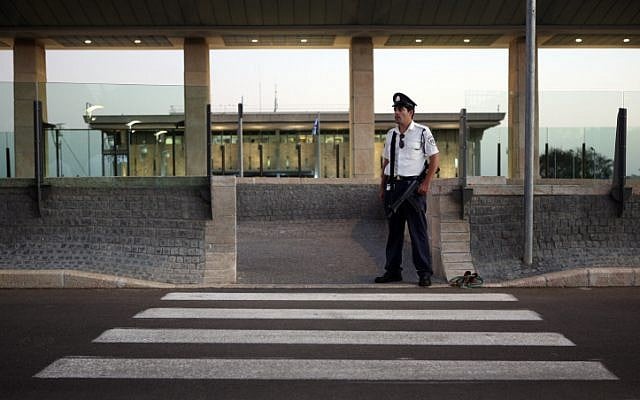 Illustrative - a member of the Knesset security guard detail at the entrance to the Israeli parliament, October 12, 2009. (Matanya Tausig/Flash90) Illustrative - a member of the Knesset security guard detail at the entrance to the Israeli parliament, October 12, 2009. (Matanya Tausig/Flash90)