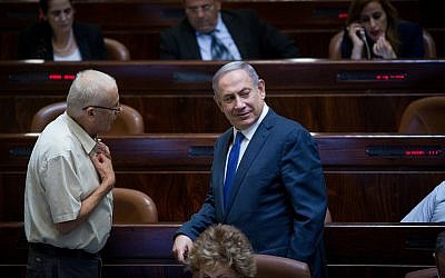 Prime Minister Benjamin Netanyahu speaks with Likud MK Benny Begin (L) at the Knesset on August 1, 2016. (Yonatan Sindel/Flash90)
