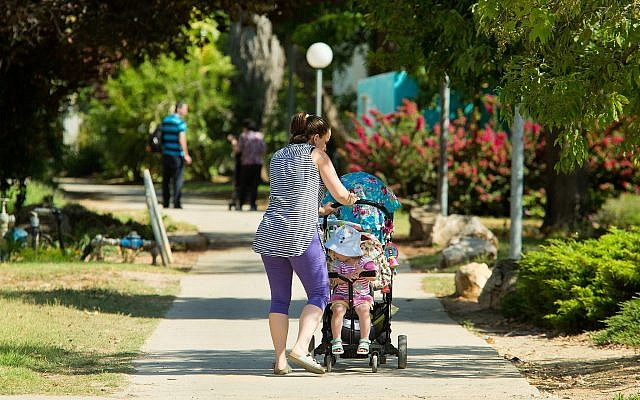A family at kibbutz Nahal Oz, southern Israel. May 17, 2018. (Moshe Shai/FLASH90)