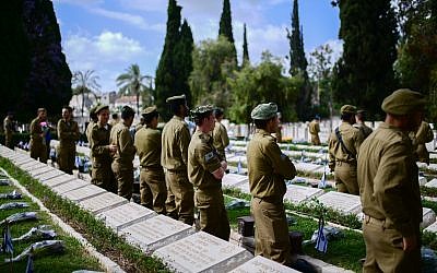 Israeli soldiers participate an official Memorial Day ceremony in Nahalat Yitshak Cemetery cemetery, Tel Aviv on May 8, 2019. (Tomer Neuberg/FLASH90)