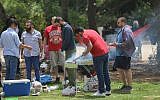 Israelis barbecue in Jerusalem as Israel celebrates its 71st Independence Day on May 9, 2019. (Yonatan Sindel/Flash90)