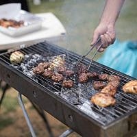 Israelis barbecue in Jerusalem as Israel celebrates its 71st Independence Day on May 9, 2019. (Yonatan Sindel/Flash90)
