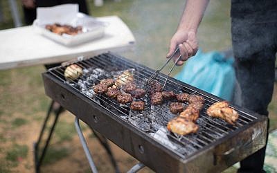 Israelis barbecue in Jerusalem as Israel celebrates its 71st Independence Day on May 9, 2019. (Yonatan Sindel/Flash90)