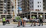 The scene where a crane collapsed at a construction site in Yavneh, killing four people and injuring two, May 19, 2019. (Flash90)