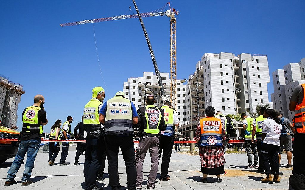 The scene where a crane collapsed at a construction site in Yavne, killing four people and injuring one more, May 19, 2019. (Flash90)