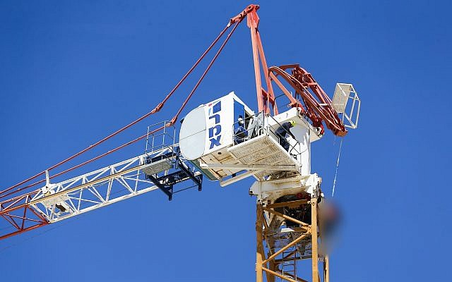 A crane that collapsed at a construction site in Yavneh, killing four people and injuring two more, May 19, 2019. (Flash90) A crane that collapsed at a construction site in Yavneh, killing four people and injuring two more, May 19, 2019. (Flash90)