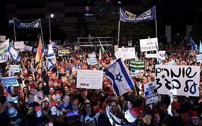 Thousands of Israelis take part in a protest against Prime Minister Benjamin Netanyahu in Tel Aviv on May 25, 2019, calling to stop the proposed law to grant the premier immunity from corruption investigations. (Tomer Neuberg/Flash90)