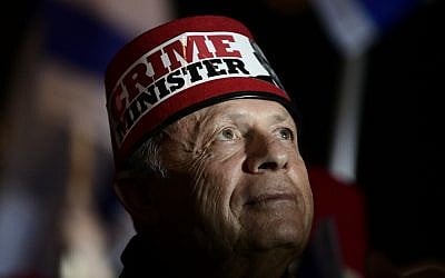 Israelis, some wearing Turkish-style Fez headgear to link Prime Minister Benjamin Netanyahu to Turkey strongman Recep Tayyip Erdogan, take part in an anti-corruption demonstration held by opposition parties outside the Tel Aviv Museum on May 25, 2019 (Tomer Neuberg/Flash90)