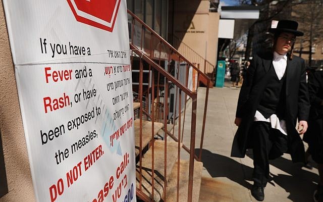 A sign warns people of measles in the ultra-Orthodox Jewish community in Williamsburg, on April 10, 2019, in Brooklyn, New York. (Spencer Platt/Getty Images) A sign warns people of measles in the ultra-Orthodox Jewish community in Williamsburg, on April 10, 2019, in Brooklyn, New York. (Spencer Platt/Getty Images)