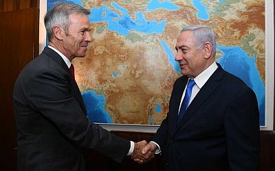 Eric Bacos, left, son of Air France pilot Michel Bacos who remained with his passengers when they were hijacked and held captive at Entebbe in 1976, meets with Prime Minister Benjamin Netanyahu in Jerusalem, May 23, 2019. (Haim Tsach/GPO)