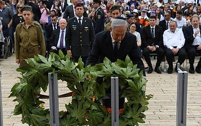 Prime Minister Banjamin Netnayhu lays a wreath in honor of Holocaust Victims at Yad Vashem in Jerusalem on Holocaust Remembrance Day, May 2, 2019 (Haim Tzach / GPO)