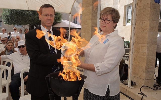 Marnie Fienberg, the daughter-in-law of Joyce Fienberg, who was murdered in the Pittsburgh synagogue attack, lights a memorial torch together with chairman of The Jewish Agency for Israel Isaac Herzog (Noam Sharon) Marnie Fienberg, the daughter-in-law of Joyce Fienberg, who was murdered in the Pittsburgh synagogue attack, lights a memorial torch together with chairman of The Jewish Agency for Israel Isaac Herzog (Noam Sharon)