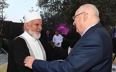 President Reuven Rivlin (right) with an Arab leader at an Iftar dinner, May 28, 2019 (Mark Neiman/GPO)