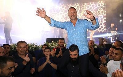 SodaStream CEO Daniel Birnbaum dances with employees during a Ramadan iftar breakfast at the Rahat factory on May 27, 2019. (courtesy SodaStream)