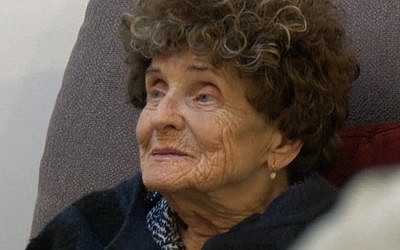 Marta Motzen during a recent Torah study session at her home in Petah Tikva (Channel 12 screenshot)