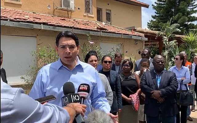 Israel's Ambassador to the UN, Danny Danon, briefing fellow ambassadors to the UN May 7, 2019, during a tour of homes and buildings in the coastal city of Ashkelon hit by rockets fired from Gaza over the weekend. (Mission of Israel to the UN) Israel's Ambassador to the UN, Danny Danon, briefing fellow ambassadors to the UN May 7, 2019, during a tour of homes and buildings in the coastal city of Ashkelon hit by rockets fired from Gaza over the weekend. (Mission of Israel to the UN)