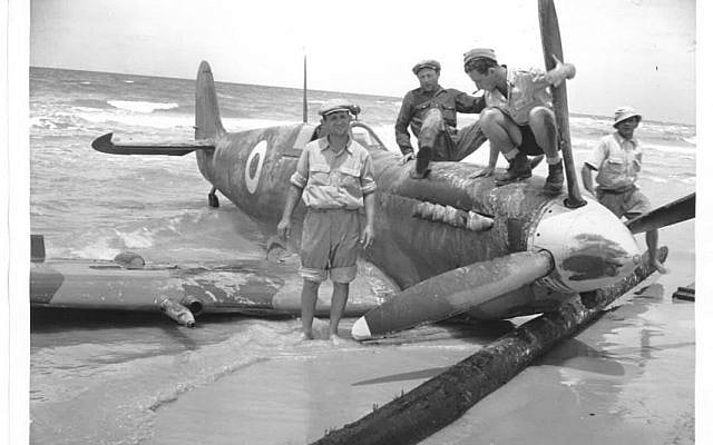 Israeli soldiers inspect an Egyptian plane that crashed on Tel Aviv beach.One of a collection of 26 rare photos of the 1948 War of Independence set to be auctioned by the Jerusalem-based Kedem Auction House in May 2019. (Kedem Auction House)