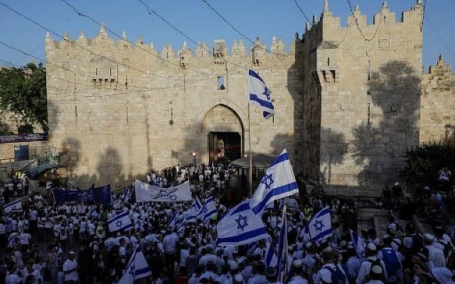 Israelis gather at the Old City's Damascus gate in Jerusalem on June 2, 2019, to celebrate Jerusalem Day (MENAHEM KAHANA / AFP) Israelis gather at the Old City's Damascus gate in Jerusalem on June 2, 2019, to celebrate Jerusalem Day (MENAHEM KAHANA / AFP)