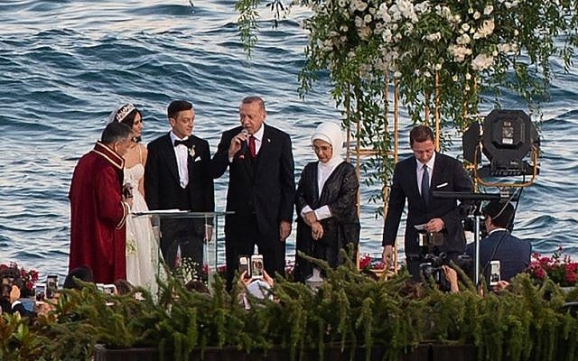 Arsenal's German midfielder Mesut Ozil, third from left, and his fiancée Amine Gulse, second from left, stand next to Turkish President Recep Tayyip Erdogan, center, and his wife Emine Erdoga. second from right, during their wedding ceremony at the Four Seasons Bosphorus Hotel in Istanbul, Turkey, on June 7, 2019. (Yasin AKGUL / AFP) Arsenal's German midfielder Mesut Ozil, third from left, and his fiancée Amine Gulse, second from left, stand next to Turkish President Recep Tayyip Erdogan, center, and his wife Emine Erdoga. second from right, during their wedding ceremony at the Four Seasons Bosphorus Hotel in Istanbul, Turkey, on June 7, 2019. (Yasin AKGUL / AFP)