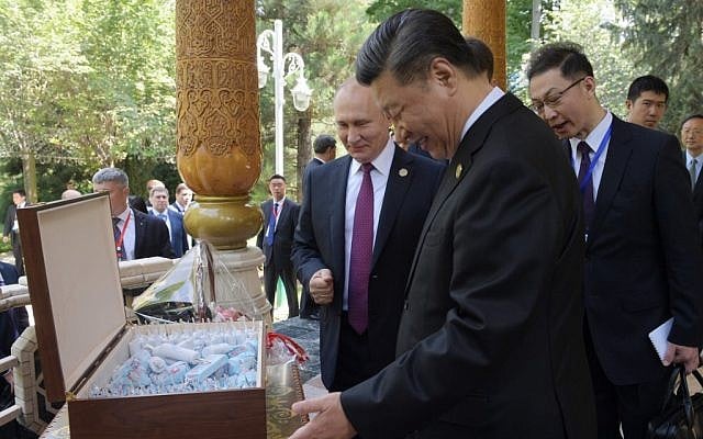 Russian President Vladimir Putin (L) and Chinese President Xi Jinping (R) look at birthday ice creams at the Diaoyutai State Guesthouse in Dushanbe on June 15, 2019. (Alexei Druzhinin / Sputnik / AFP) Russian President Vladimir Putin (L) and Chinese President Xi Jinping (R) look at birthday ice creams at the Diaoyutai State Guesthouse in Dushanbe on June 15, 2019. (Alexei Druzhinin / Sputnik / AFP)