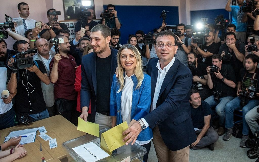 Istanbul mayoral candidate of the main opposition Republican People's Party (CHP) Ekrem Imamoglu (C-R) casts his vote with his wife Dilek Imamoglu (C-L) and their son Semih Imamoglu on June 23, 2019 in Istanbul. (Bulent Kilic / AFP) Istanbul mayoral candidate of the main opposition Republican People's Party (CHP) Ekrem Imamoglu (C-R) casts his vote with his wife Dilek Imamoglu (C-L) and their son Semih Imamoglu on June 23, 2019 in Istanbul. (Bulent Kilic / AFP)