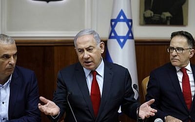 Prime Minister Benjamin Netanyahu (c), Government Secretary Tzahi Braverman (R) and Finance Minister Moshe Kahlon (L) attend a weekly cabinet meeting in Jerusalem on June 24, 2019. (MENAHEM KAHANA / POOL / AFP)