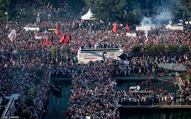 Thousands of supporters surround the new Mayor of Istanbul, Ekrem Imamoglu from Turkey's main opposition opposition Republican People's Party (CHP), as he makes a speech from the top of his campaign bus after taking office, in Istanbul, June 27, 2019. (BULENT KILIC / AFP)