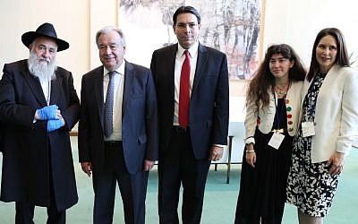 Rabbi Yisroel Goldstein, UN Secretary General Antonio Guterres, Ambassador Danny Danon, and Hannah Kaye and Randi Grossman, the daughter and sister respectively of Lori Gilbert Kaye who killed in the Poway synagogue shooting, at the UN headquarters in New York, June 26, 2019. (Israel Mission to the UN)