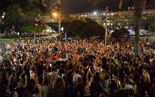 People protest at Rabin Square in Tel Aviv against the decision of the police and the Supreme Court to cancel the Doof Festival, June 7, 2019 (Adam Shuldman/Flash90) People protest at Rabin Square in Tel Aviv against the decision of the police and the Supreme Court to cancel the Doof Festival, June 7, 2019 (Adam Shuldman/Flash90)