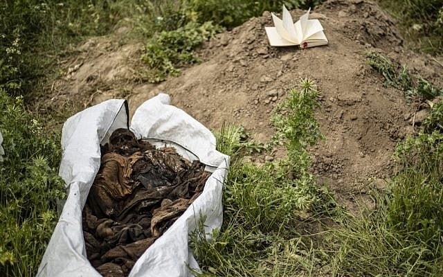 A picture taken on April 14, 2019 shows a body bag containing human remains at the site of a mass grave in the northern Syrian city of Raqa al-Fukheikha agricultural suburb where in February 2019 an exhumation team uncovered an estimated 3,500 bodies (Delil SOULEIMAN / AFP) A picture taken on April 14, 2019 shows a body bag containing human remains at the site of a mass grave in the northern Syrian city of Raqa al-Fukheikha agricultural suburb where in February 2019 an exhumation team uncovered an estimated 3,500 bodies (Delil SOULEIMAN / AFP)