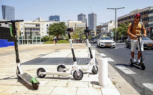 A man rides an electric scooter in the streets of the coastal town of Tel Aviv on May 30, 2019 (JACK GUEZ / AFP) A man rides an electric scooter in the streets of the coastal town of Tel Aviv on May 30, 2019 (JACK GUEZ / AFP)