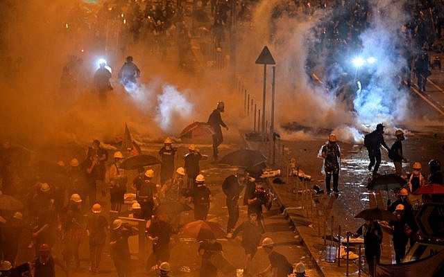Police fire tear gas at protesters near the government headquarters in Hong Kong on July 2, 2019. (Anthony WALLACE / AFP) Police fire tear gas at protesters near the government headquarters in Hong Kong on July 2, 2019. (Anthony WALLACE / AFP)