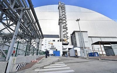 A picture shows the  New Safe Confinement (NSC) new metal dome designed and built by French consortium Novarka encasing the destroyed reactor at Chernobyl plant on July 10, 2019, in Chernobyl. - Ukraine and its European partners on July 10 formally inaugurated a new metal dome encasing the destroyed reactor at the infamous Chernobyl plant, wrapping up a two-decade effort. Branded as the world's largest moveable metal structure, the so-called New Safe Confinement seals the remains of the fourth reactor at the nuclear plant that was the site of the massive Chernobyl disaster in 1986. (Photo by SERGEI SUPINSKY / AFP)