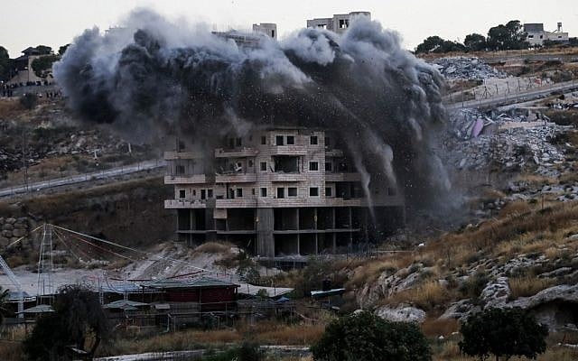 This picture taken on July 22, 2019, shows the demolition of a Palestinian building that was under construction in the East Jerusalem neighborhood of Sur Baher. (Ahmad GHARABLI / AFP) This picture taken on July 22, 2019, shows the demolition of a Palestinian building that was under construction in the East Jerusalem neighborhood of Sur Baher. (Ahmad GHARABLI / AFP)