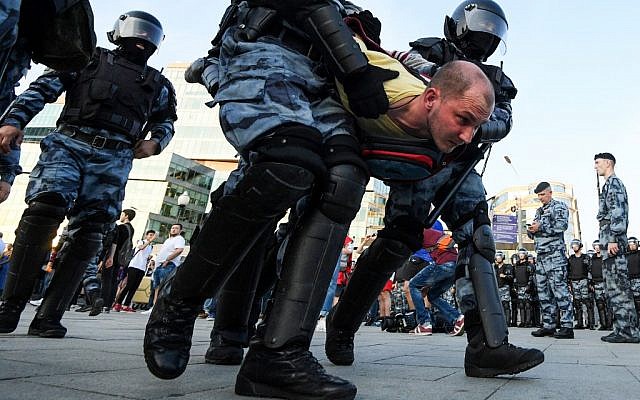 Riot police officers detain a protester during an unauthorized rally demanding independent and opposition candidates be allowed to run for office in local elections in September, at Moscow's Trubnaya Square on July 27, 2019. (Kirill KUDRYAVTSEV /AFP) Riot police officers detain a protester during an unauthorized rally demanding independent and opposition candidates be allowed to run for office in local elections in September, at Moscow's Trubnaya Square on July 27, 2019. (Kirill KUDRYAVTSEV /AFP)