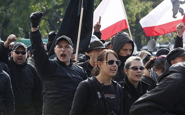 Neo-Nazis protest in Berlin, October 10, 2009. (AP Photo) Neo-Nazis protest in Berlin, October 10, 2009. (AP Photo)