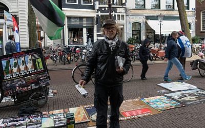 BDS activist Simon Vrouwe promoting the anti-Israel movement amid a counter protest by Michael Jacobs In Amsterdam on April 23, 2017. (Cnaan Liphshiz)