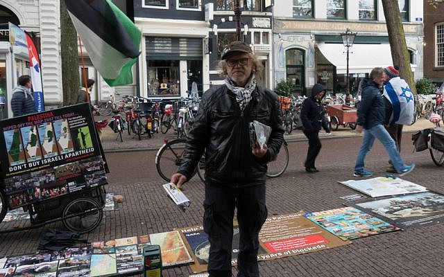 BDS activist Simon Vrouwe promoting the anti-Israel movement amid a counter protest by Michael Jacobs In Amsterdam on April 23, 2017. (Cnaan Liphshiz) BDS activist Simon Vrouwe promoting the anti-Israel movement amid a counter protest by Michael Jacobs In Amsterdam on April 23, 2017. (Cnaan Liphshiz)