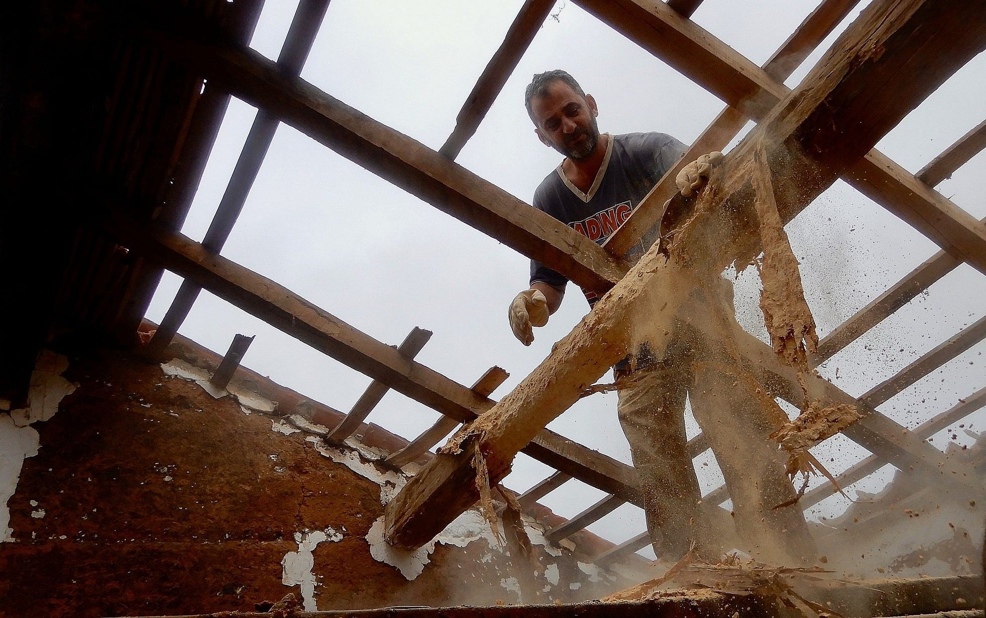 Tamir Burstein Nevo removing the the termite-ravaged roof of a traditional Portuguese farmhouse in southern Portugal on May 9, 2019. (Melanie Lidman/Times of Israel) Tamir Burstein Nevo removing the the termite-ravaged roof of a traditional Portuguese farmhouse in southern Portugal on May 9, 2019. (Melanie Lidman/Times of Israel)