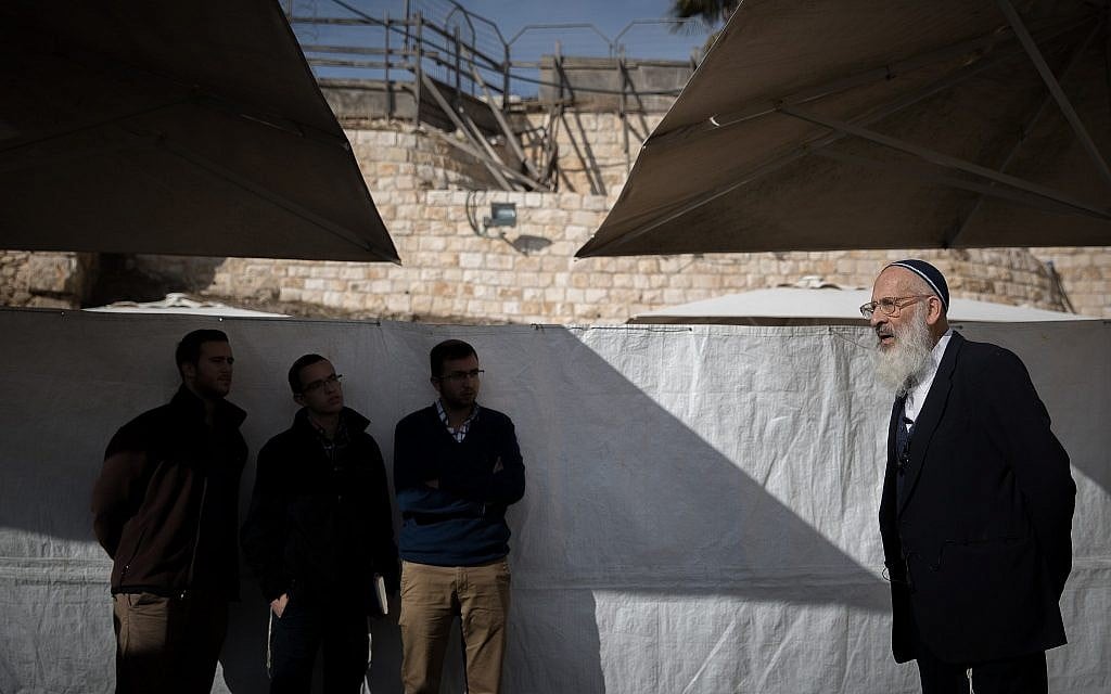 Rabbi Shlomo Aviner at the Western Wall in Jerusalem on, January 3, 2018. (Yonatan Sindel/Flash90)