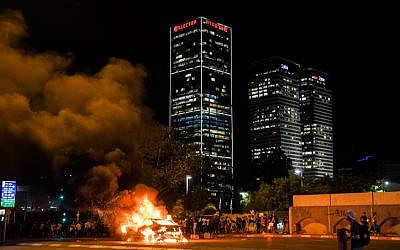 A car was set on fire after being attacked by rioters during a protest following the death of 19-year-old Ethiopian, Solomon Tekah who was shot and killed few days ago in Kiryat Haim by an off-duty police officer, in Tel Aviv, July 2, 2019.( Flash90)