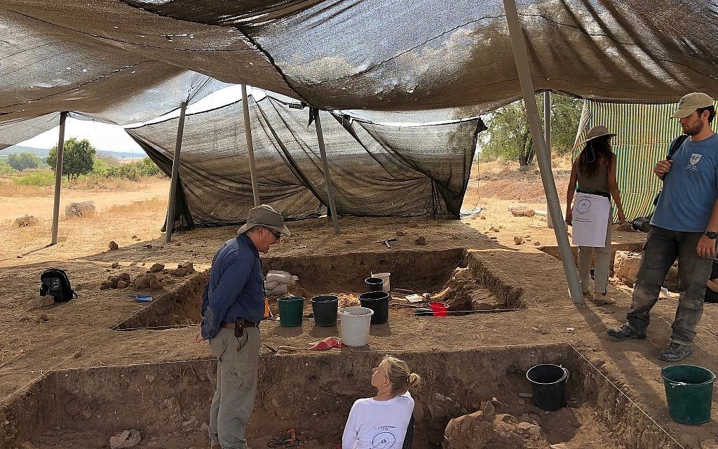 Archaeologist Aren Maeir (left) supervises at an 830 BCE destruction layer at the Tel Tzafit/Gath Archaeological Project, July 2018. (Amanda Borschel-Dan/Times of Israel)