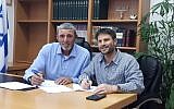 Jewish Home party leader Rafi Peretz (L) and National Union head Bezalel Smotrich sign an agreement to renew the Union of Right-Wing Parties electoral alliance on July 9, 2019. (Courtesy)