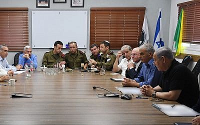 Prime Minister Netanyahu and Finance Minister Kahlon meet with council heads from the area adjacent to the Gaza Strip on July 3, 2019. (Ariel Hermoni / Defense Ministry)