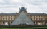 The Louvre courtyard and pyramid. (Wikipedia/Alvesgaspar/CC BY-SA)
